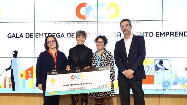 Creadora de Decedario, juego terapéutico para personas con daño cerebral Diana de Arias recibe el Premio Por Talento al Emprender con Discapacidad