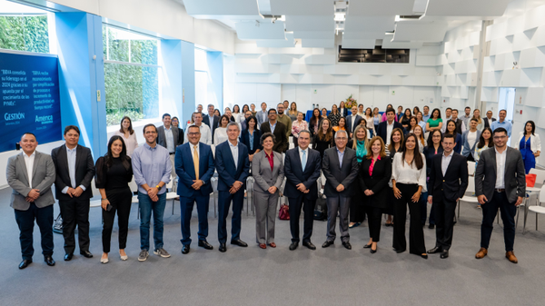 DCH hace entrega del IV Premio a la Excelencia en Dirección de Personas a Fernando Eguiluz, CEO de BBVA Perú